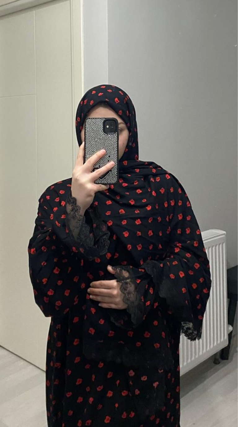 Liya Pamuklu Siyah Çiçek Desenli Namaz Elbisesi